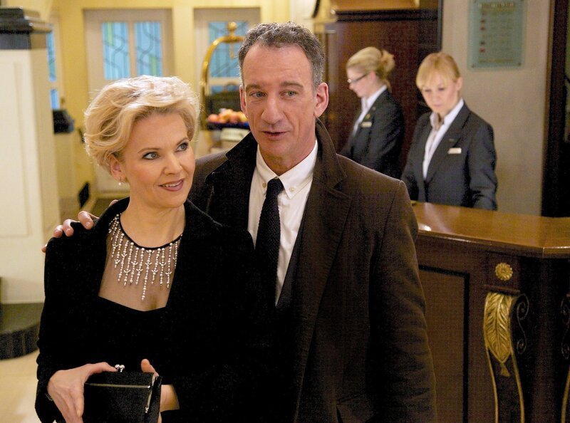 Alexander Weber (Heio von Stetten) überrascht mit Selbstironie und Charme in einer Szene mit Kathrin Globisch (Andrea Kathrin Loewig). – Bild: MDR/​Wernicke