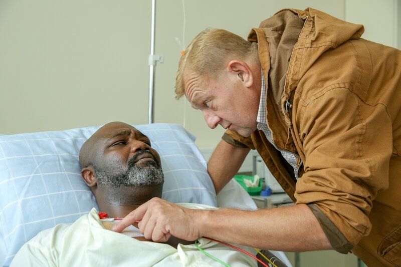 „CopStories“, „Und aus.“ Finale furioso in Ottakring: Leila und Itchy sind auf der verzweifelten Suche nach Leilas Nichte Dana, Berischer versucht mit allen Mitteln, lebend aus der Stadt zu kommen und Nadja Jasputinas Organisation ist nach wie vor hinter Liliana Kirkova und den Diamanten Sokolows her. Und all das am Tag, an dem Helgas Freund Heuberer festgenommen wird und Romans Freundin Bettina kurz vor der Geburt ihres Kindes steht. Am Ende dieses Tages ist nichts mehr so wie es einmal war. Im Bild (v.li.): Nick Monu (Pepe2), Martin Zauner (Wilmer Eberts). – Bild: ORF/​Petro Domenigg