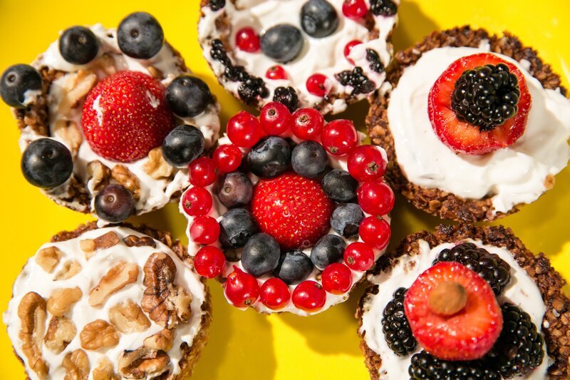 Die neue Staffel von „Schmatzo – Kochen mit Wow“ beginnt mit leckeren Joghurt-Gerichten. Die Koch-Kids bereiten unter anderem Müsli-Körbchen mit Joghurt zu. – Bild: ORF 1