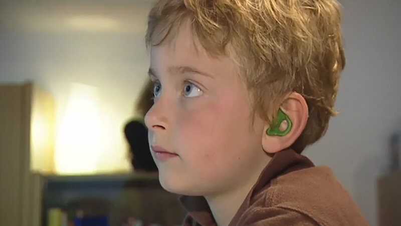 Constantin mit acht Jahren. Damals, 2009, hatte er nur einen Wunsch: ein ganz normaler Junge zu sein. Doch Constantin ist taub und die Verständigung mit anderen Kindern war schwierig. – Bild: hr/​Guido Holz