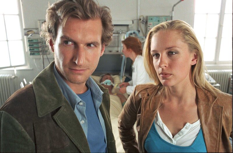 Der Murnauer Journalist Peter Kiesel erleidet bei einem medizinischen Experiment einen Herzstillstand und liegt im Koma. Mark Brenner (Siegfried Terpoorten, l.) und Rebecca Lerchinger (Lilian Klebow, r.) ermitteln wegen versuchten Mordes. – Bild: Sat.1