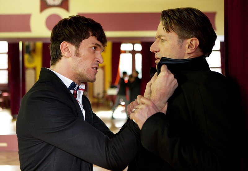 ARD HEITER BIS TÖDLICH – HAUPTSTADTREVIER, neue Krimiserie (16 Folgen), Folge 24 „Der Lockvogel“, am Dienstag (11.03.2014) um 18:50 Uhr im Ersten. Marco Miletic (Vladimir Korneev, l.) bedroht den Tanzschulbesitzer Benjamin Schöneck (Urs Remond, r.). – Bild: ARD/​Daniela Incoronato