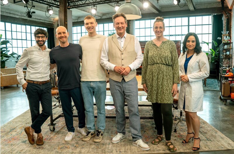 Eckart von Hirschhausen (M.) mit seinen Gästen (v.l.n.r.) Bijan Kaffenberger, Olli P. und Sohn Ilias, Janina Bielefeldt, Dr. Yael Adler, – Bild: ARD/​Max Kohr