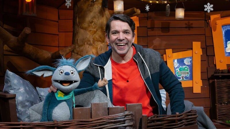 Juri erzählt Fidi von seinem Museumsbesuch. Morgen wird das Baumhaus zu einem Museum. – Bild: KiKA