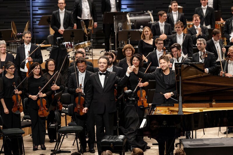 Evgeny Kissin: das Klavier-Wunder. Seiner Gestaltungskraft kann sich niemand entziehen, das klangmächtige, höchst virtuelle Klavierkonzert Nr. 3 von Sergej Rachmaninow belebt er mit seinem Interpretations-Genie neu. – Bild: Astrid Ackermann /​ BR