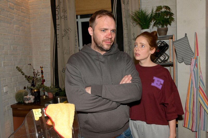 Erik (Patrick Heinrich) fühlt sich schäbig, als er Toni (Olivia Marei) auch noch anlügen muss. – Bild: RTL /​ Rolf Baumgartner