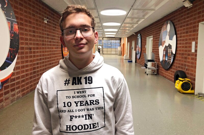 Constantin ist taub. Damals, 2009, hatte Constantin aus Frankfurt nur einen Wunsch: ein ganz normaler Junge zu sein. Dank harter Arbeit und mit Hilfe einer Logopädin hat er in den vergangenen 11 Jahren ganz gut Sprechen gelernt und träumt von einer Karriere als Schauspieler. – Bild: HR/​Guido Holz