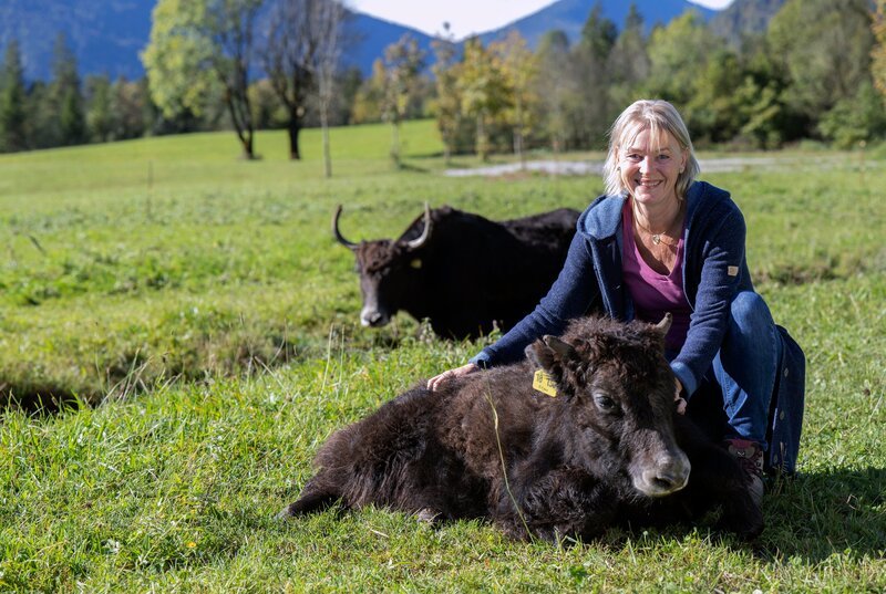 Bei Andrea Meßmer auf dem Fleckhauser Hof in Jachenau (Oberbayern). – Bild: WDR/​BR/​megaherz gmbh/​Melanie Grande