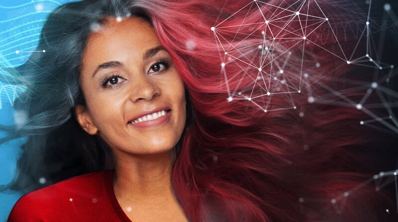 Wir tauchen tief in die Wissenschaft der Haarpflege und nehmen dafür nicht nur die Haarstruktur, sondern auch einige Haarmythen unter die Lupe. – Bild: WDR/​Tilman Schenk