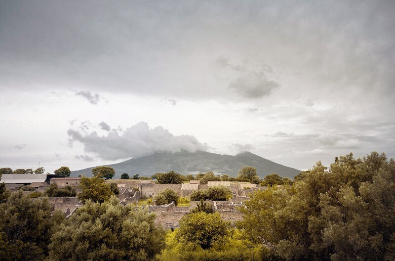 Die Stadt Pompeji am Golf von Neapel hat eine einzigartige Geschichte: Die neuen Ausgrabungen am Fuß des Vesuvs geben Aufschluss über den Ausbruch des Vulkans. – Bild: Lion Television