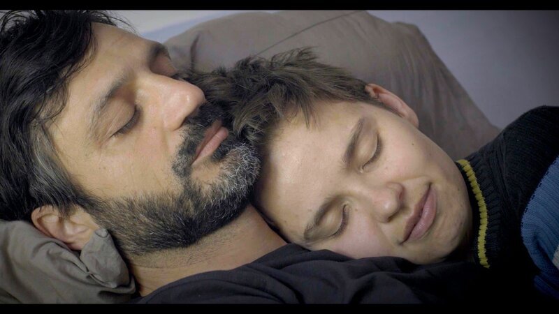 Da Laura bislang keinen Bedarf an Pflegeleistungen anerkannt bekommt, leistet ihr Lebensgefährte Övünç die Care-Arbeit. – Bild: ZDF und Hannes Schulze