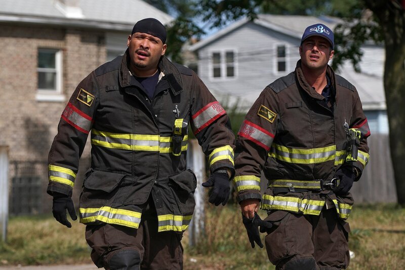 Pictured: (l-r) Joe Minoso as Joe Cruz, Taylor Kinney as Kelly Severide. – Bild: Elizabeth Morris/​NBC