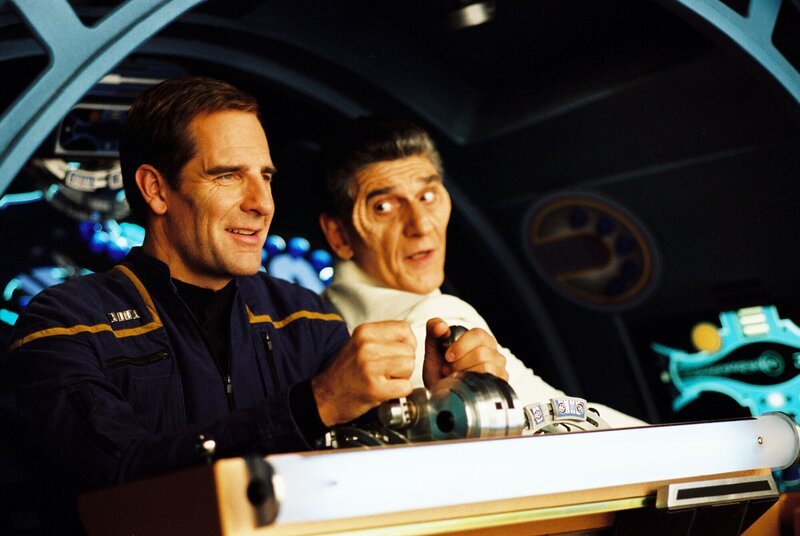 Der vissianische Captain Captain Drennik (Andreas Katsulas, r.) nimmt Jonathan Archer (Scott Bakula, l.) mit auf einen Flug in die Photosphäre des Giganten. – Bild: axn