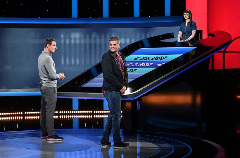 Moderator Alexander Bommes (M.) mit dem Kandidaten Henning Bartuschat und der Jägerin Annegret Schenkel (r.). – Bild: ARD/​Uwe Ernst