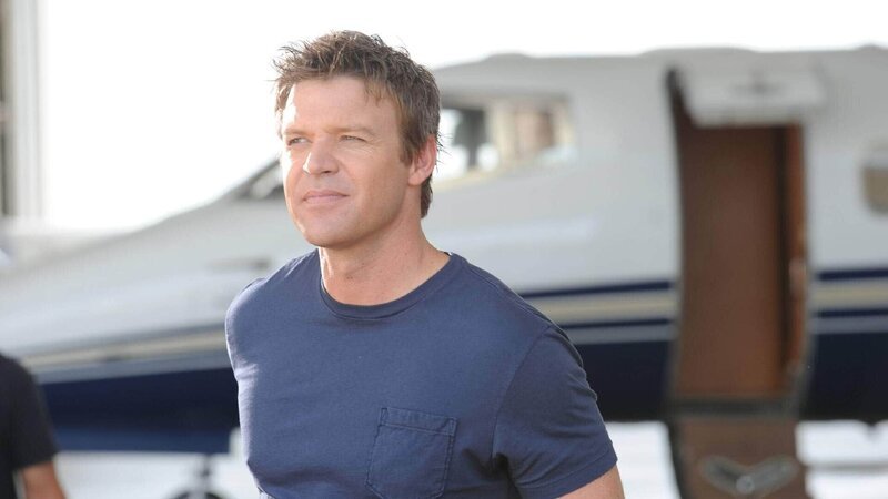 Jim (Matt Passmore) will sich in einem Flugzeughangar mit dem Ehemanns des Opfers treffen, um diesen zu befragen. – Bild: TVNOW