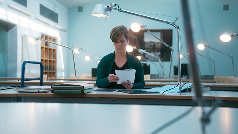 Die Historikerin Dr. Leonie Treber im Dresdner Stadtarchiv: Trümmerräumung als lebensgefährliche, schwere Arbeit. – Bild: ORF/​ZDF/​Arsenij Gusev