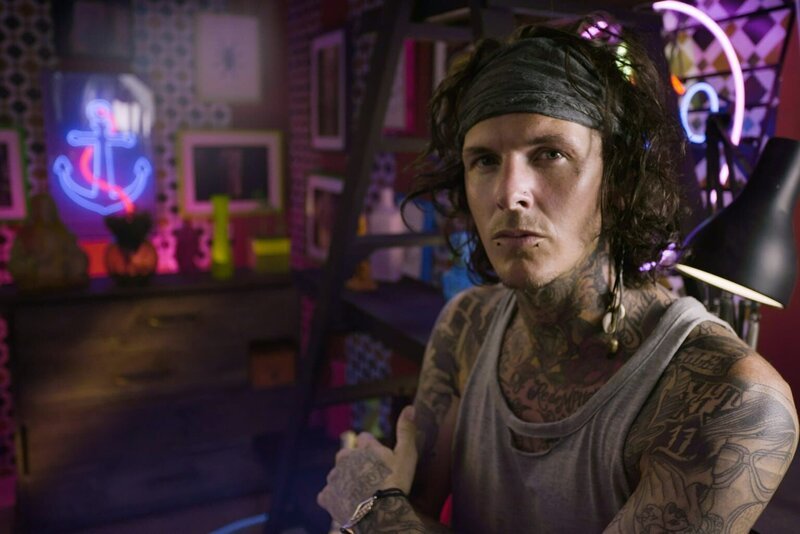 Bietet Urlaubern mit misslungenen Tattoos seine Expertise an: Sketch (Bild) … – Bild: ALL3MEDIA International