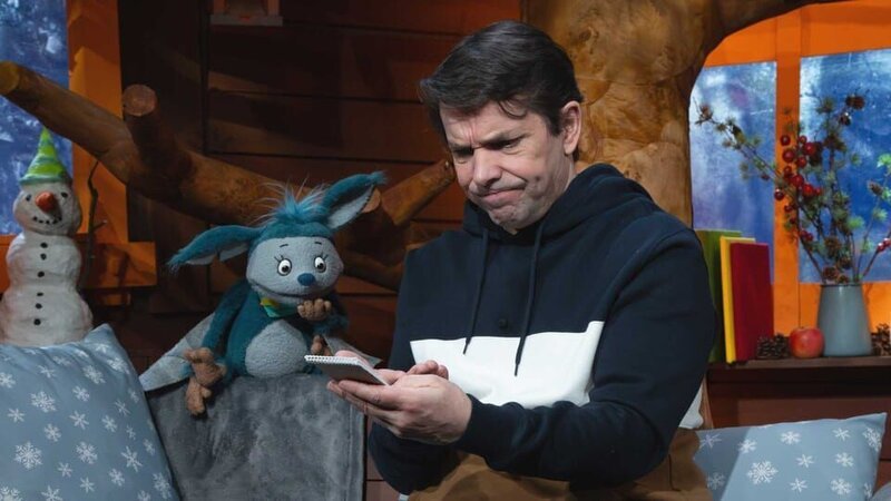 Fidi und Juri rätseln über Oma Jansens Einkaufszettel. – Bild: KiKA