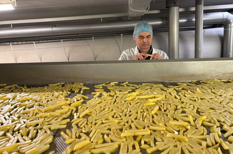 Im „Pommeslabor“ beim Fritten-Hersteller Wernsing werden die fertigen Kartoffelstäbchen vor dem Verkauf noch einmal gründlich getestet. – Bild: NDR Im „Pommeslabor“ beim Fritten-Hersteller Wernsing werden die fertigen Kartoffelstäbchen vor dem Verkauf noch einmal gründlich getestet. – Bild: NDR
