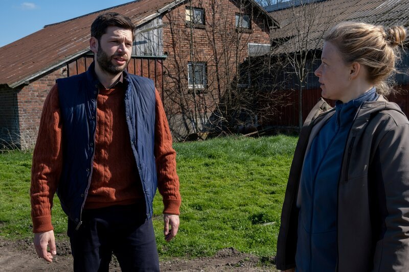 Torben Gonde (Benjamin Berger) diskutiert mit Anne Petersen (Stella Burr) über die Zukunft ihres Hofes. – Bild: ZDF und manju.de