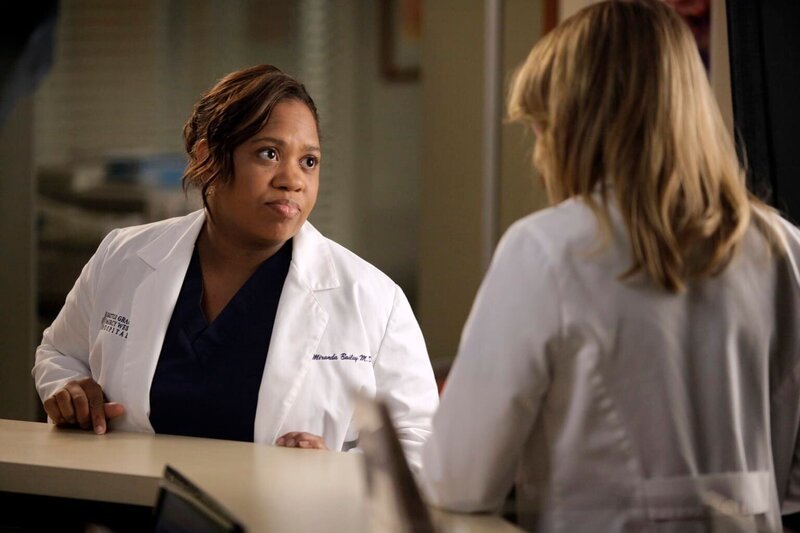 Ein anstrengender Arbeitstag wartet auf Bailey (Chandra Wilson, l.) und Meredith (Ellen Pompeo, r.) … – Bild: ABC Studios