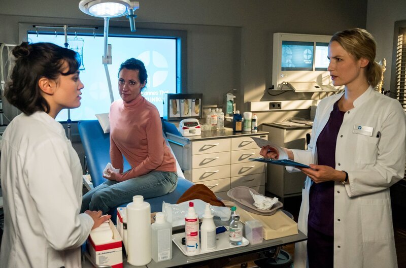 Manuela Krieger, die Mutter von Rebecca, ist nicht nur als Geburtstagsgast in Erfurt. V.l.n.r. Rebeeca Krieger (Milena Straube), Manuela Krieger (Justine Hirschfeld), Julia Berger (Mirka Pigulla) – Bild: ARD/​Jens Ulrich Koch