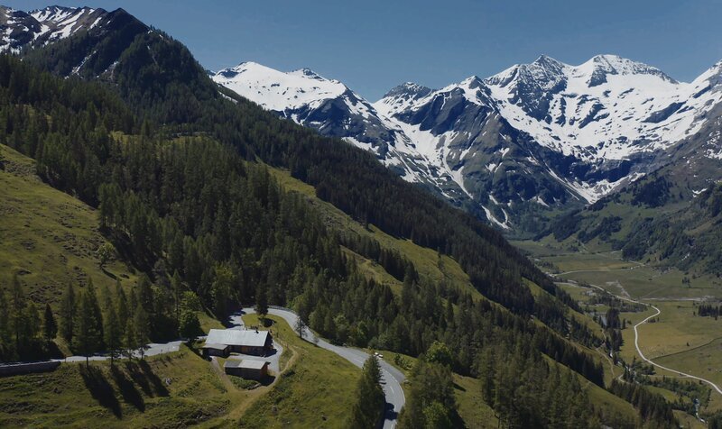 Piffalm in der Kehre 3 der Großglockner Hochalpenstraße, Nationalpark Hohe Tauern, Salzburg. – Bild: ServusTV /​ Querschuss Film
