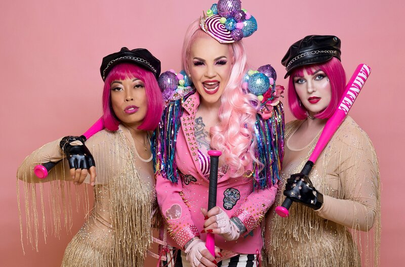 Belle la Donna gilt als eine der Gründerinnen der deutschen Burlesque-Szene und ist seit vielen Jahren auf der Bühne aktiv. – Bild: NDR/​blend film GmbH