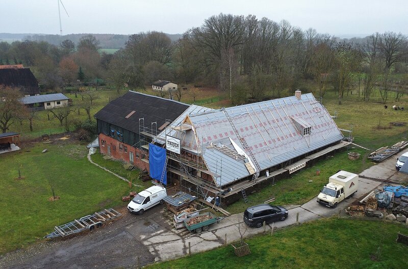 Der alte Bauernhof aus dem 18. Jahrhundert braucht dringend ein neues Dach. – Bild: NDR/Florian Beu Der alte Bauernhof aus dem 18. Jahrhundert braucht dringend ein neues Dach. – Bild: NDR/Florian Beu