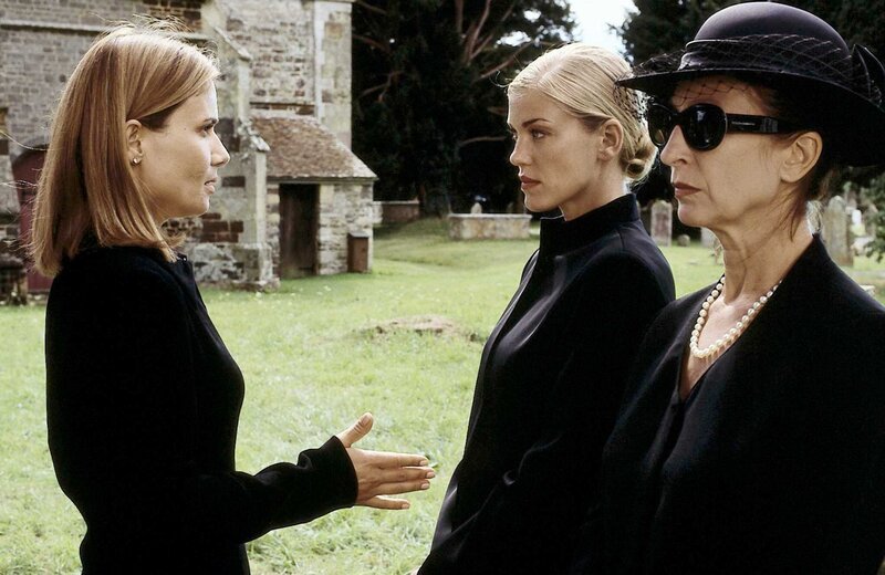 „Rosamunde Pilcher: Die Rose von Kerrymore“. Bei der Beerdigung von Lord Kerrymore kommt es für Sally (Jenny Jürgens, li.) zu einer unangenehmen Begegnung mit dessen Nichte (Cecilia Kunz) und deren Mutter (Daniela Ziegler). – Bild: ORF