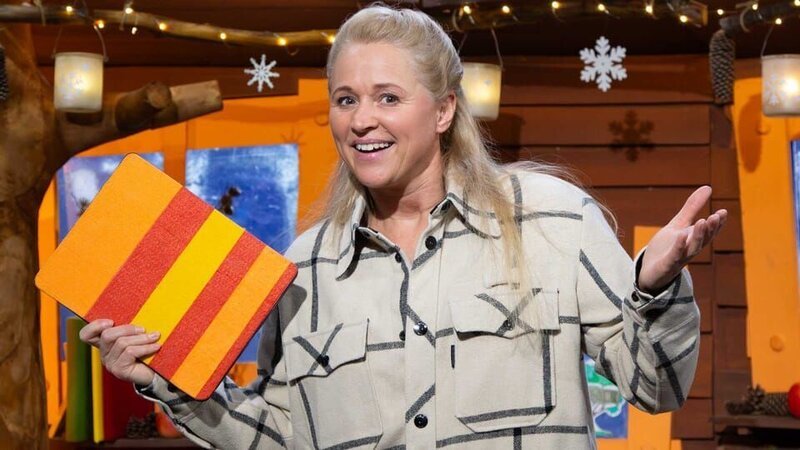 Singa bekommt ein Video von Noah; Singa schaut sich an, wie ein echtes U-Boot aussieht. – Bild: KiKA