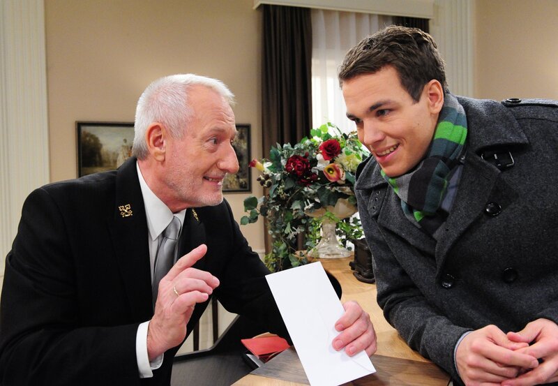 ARD: Szene aus Sturm der Liebe. Alfons (Sepp Schauer, l.) macht Xaver (Jan van Weyde, r.) klar, dass Neugier einem Chefportier nicht gut steht. – Bild: ARD/​Ann Paur