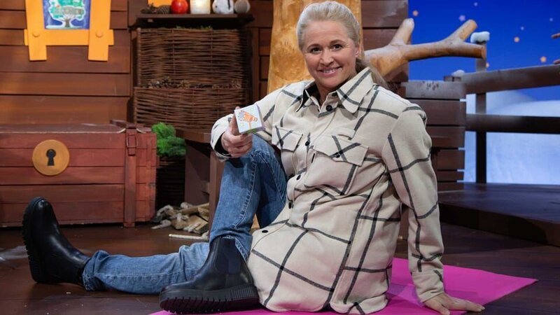 Singa klebt den MACH MIT! -Ruhewürfel zusammen und zeigt Bewegungen, die man mit dem Würfel machen kann. – Bild: KiKA