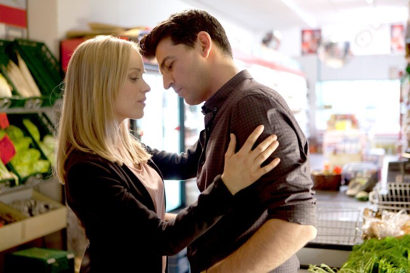 ARD HEITER BIS TÖDLICH – HAUPTSTADTREVIER, FOLGE 20, „So Gott will“, Julia Klug (Friederike Kempter, l.) und der charmante Ersen Baskin (Mehdi Moinzadeh, r.) kommen sich gefährlich nahe. – Bild: ARD/​Daniela Incoronato