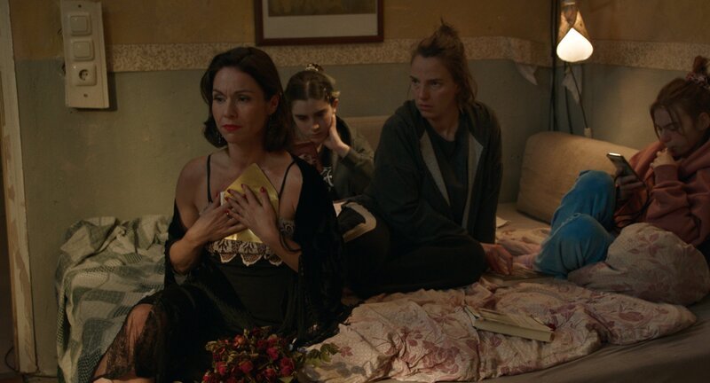 Erika (Cornelia Werner, l.), Marlas Großmutter, taucht vor Marla (Kara Schröder, 2.v.r.), Jade (Alva Schäfer, 2.v.l.) und Luna (Greta Krämer, r.) frisch und munter als junger Geist auf. – Bild: ZDF und Anselm Belser