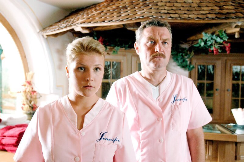 In einem Wellness-Hotel wird die Angestellte Claudia Burger in einer Wanne des Kurbereichs tot aufgefunden. Kurz vor ihrer Ermordung hatte die überaus ehrgeizige junge Frau eine heftige Auseinandersetzung mit Monika Neumann, der Hoteldirektorin. Aber auch der Animateur, Tim Angerer, die Kosmetikerin, Jennifer Raich, und der Masseur, Stefan Stanek, gehören für die SOKO zum Kreis der möglichen Täter. Für Hannes Kofler seltsam unstimmige Rezepte in der Hotelzeitung und die merkwürdige Verhaltensweise der Hoteldirektorin bringen Andreas und Karin auf die richtige Spur. Im Bild: Franziska Weisz (Jennifer Raich), Ferry Öllinger (Kroisleitner). – Bild: ORF/​BEO-Film