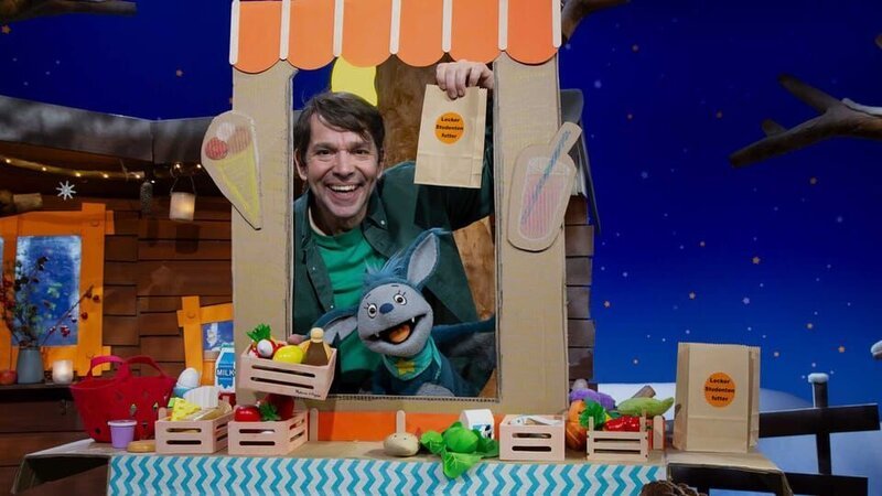 Fidi und Juri spielen Kaufladen. – Bild: KiKA