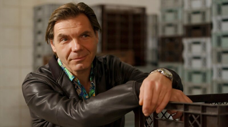 „Tina mobil“ erzählt von den täglichen Problemen und Sorgen einer dreifachen Mutter in Pankow. Der Kampf ums Überleben, das mangelnde Geld – aber Tinas Maxime ist: Man kann alles schaffen, was man will. Und wenn man es nicht schafft, hat man es eben nicht genug gewollt. Kowalski (Max Hopp) beobachtet Tina beim Laden, danach fährt sie los. – Bild: rbb/​ARD/​X Filme Creative Pool GmbH/​Stefan Erhard