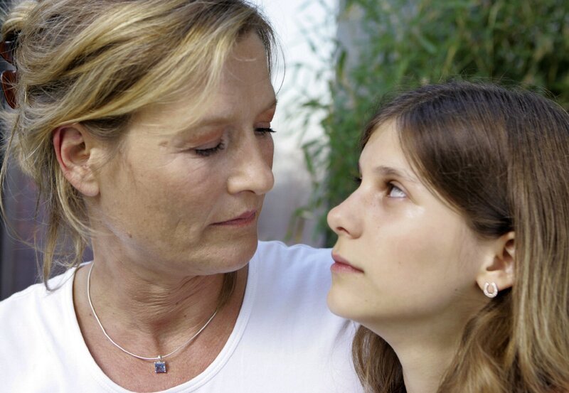 Katharina (Suzanne von Borsody, li.) kümmert sich um ihre Nichte Lara (Lara Schneider), die ihre Eltern durch einen tragischen Unfall verloren hat. – Bild: ARD Degeto/​Frank Dicks