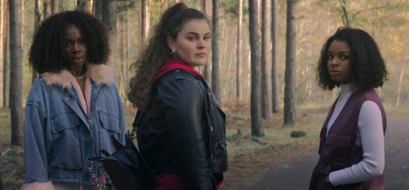 L-R: Vivian Oparah als Stink, Isidora Fairhurst als Nessi, Yasmin Monet Prince als Ruth – Bild: Sky Studios