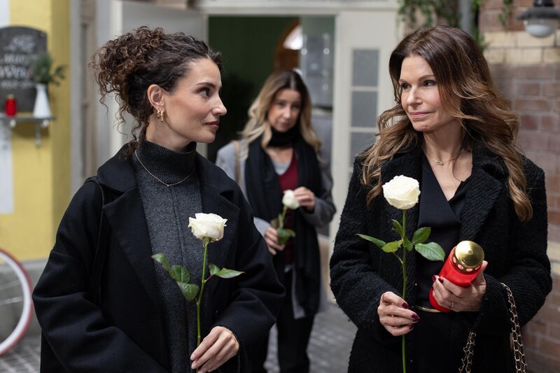 Naomi (Nadine Menz, l.) und Britta (Tabea Heynig, r.) sind gerührt, als die Schillerallee ihnen in der Trauer beisteht. Hinten: Ute (Isabell Hertel). – Bild: RTL /​ Dennis-Alexander Hundt