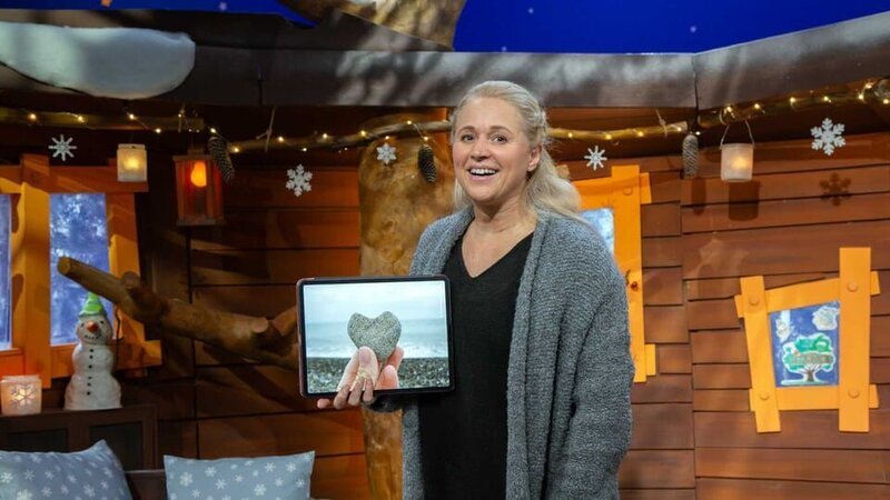 Singa zeigt, wo in der Natur überall Herzen zu finden sind. – Bild: KiKA