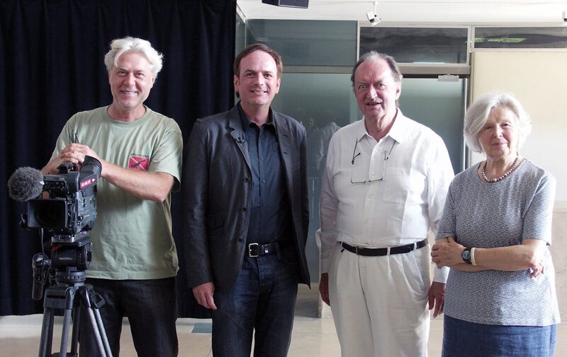 Kameramann Erhard Seidl und Regisseur Günter Schilhan mit Nikolaus und Alice Harnoncourt. – Bild: ORF