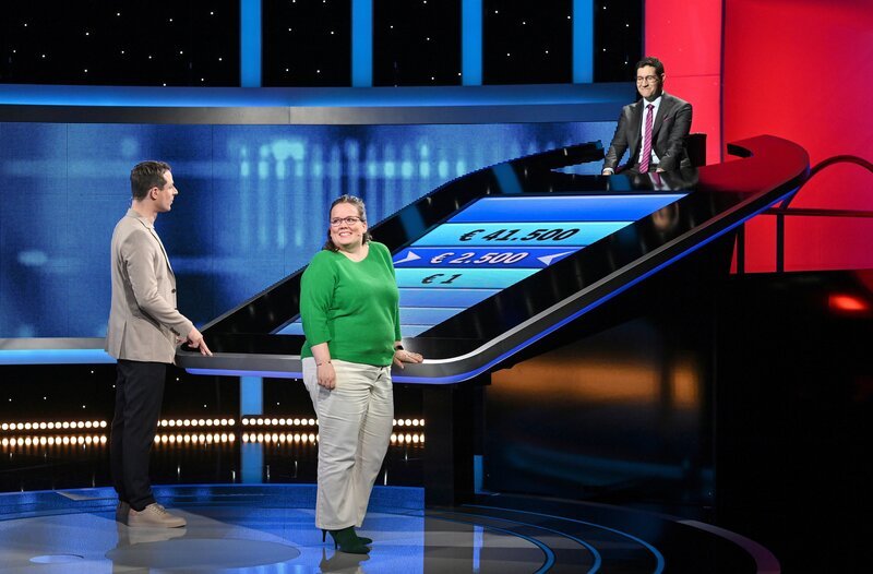 ARD GEFRAGT – GEJAGT FOLGE 796 (WH.), „Alexander Bommes präsentiert beliebtes Quizformat“, am Montag (14.07.25) um 18:00 Uhr im ERSTEN. Moderator Alexander Bommes (l.) mit der Kandidatin Janine Kunze (M.) und dem Jäger Sebastian Jacoby (r.). – Bild: ARD/​Uwe Ernst