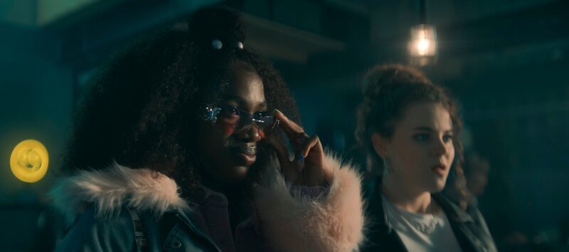 l-r: Vivian Oparah als Stink, Isidora Fairhurst als Nessi – Bild: Stephanie Kulbach /​ Sky Studios /​ Die Verwendung ist nur bei redaktioneller Berichterstattung im Rahmen einer Programmankündigung ab 2 Monate vor der ersten Auss /​ © Sky UK Ltd