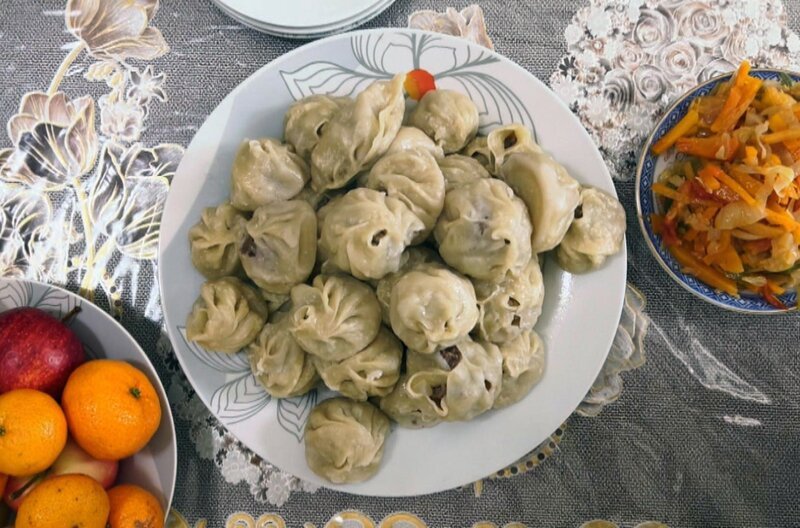 Buuz heißen diese mongolische Teigtaschen, die bei Groß und Klein beliebt sind. – Bild: Elephant Doc