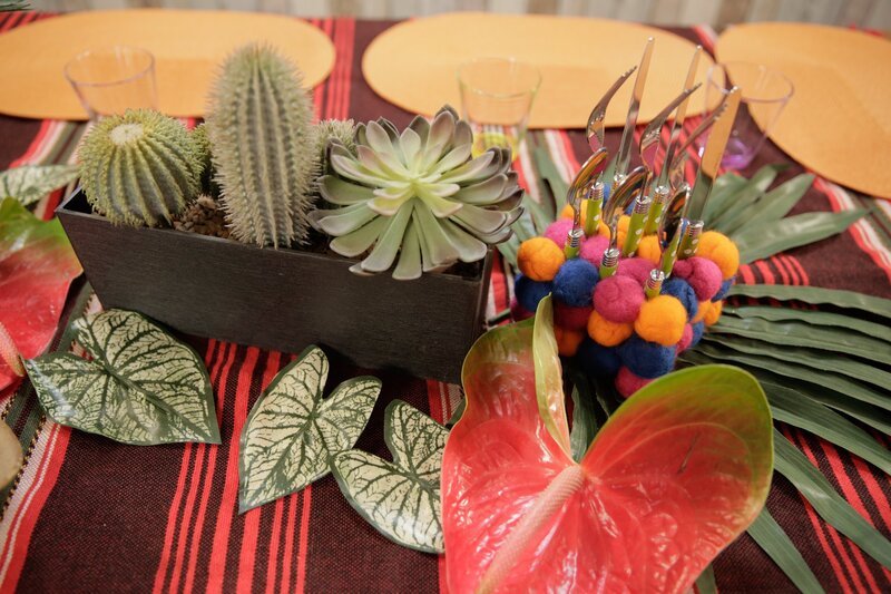 Tischdeko (Besteckhalter aus Filzkugeln). – Bild: ORF 1