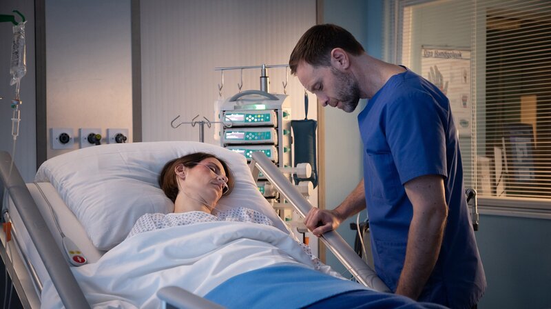 Maria Weber (Annett Renneberg) hatte eine Blutung im Hirn. Nach der OP ist nicht klar, ob sie bleibende Schäden davongetragen hat. Kai Hoffmann (Julian Weigend) fühlt sich für Marias Unfall verantwortlich und trifft eine Entscheidung. – Bild: MDR/​Saxonia Media/​Rudolf Wernicke
