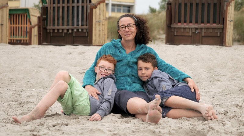 Die alleinerziehende Steffi sucht Erholung in der Mutter-Kind-Kur. – Bild: WDR/​Jägerfilme