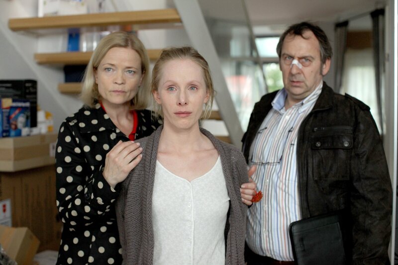 „Paul Kemp – Alles kein Problem“, „Schwarz auf Weiß.“ Paul Kemp wird vom Exekutor besucht. Paula, Ella und Brigitte richten sich in einem nahen Kaffeehaus provisorisch eine Büro-Ecke ein. Im Bild (v.li.): Michou Friesz (Brigitte Mitlehner), Susanne Wuest (Simone Schmidt), Wolf Bachofner (Exekutor Mantler). – Bild: ORF/​Petro Domenigg